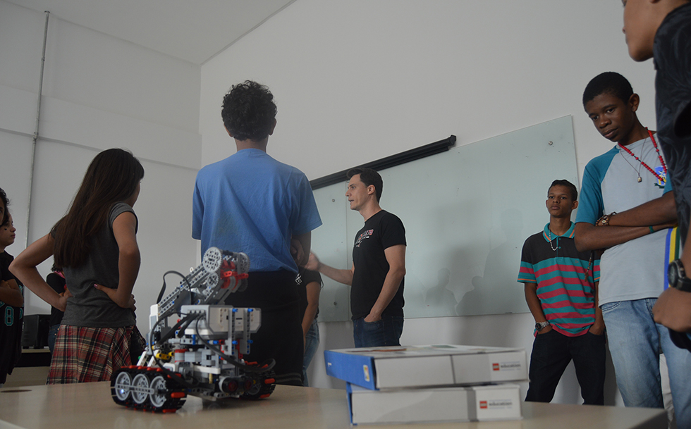 Estudantes da escola Ayrton Senna em visita ao Laboratório de Robótica